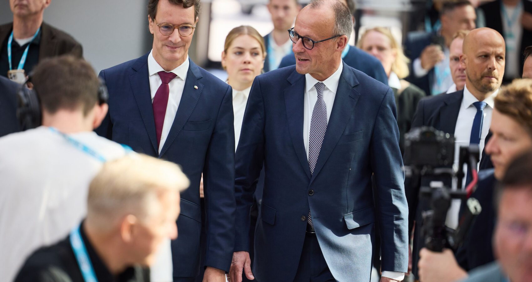 Friedrich Merz zusammen mit dem wiedergewählten Landesvorsitzenden Hendrik Wüst.