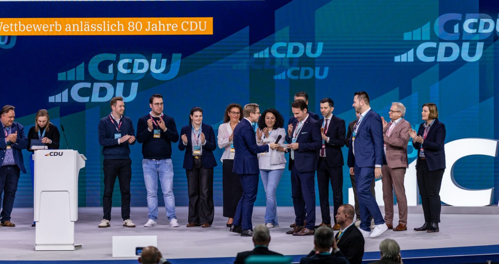 CDU-Mitgliederbeauftagter Philipp Amthor auf mit Neumitgliedern bei 38.CDU-Parteitag