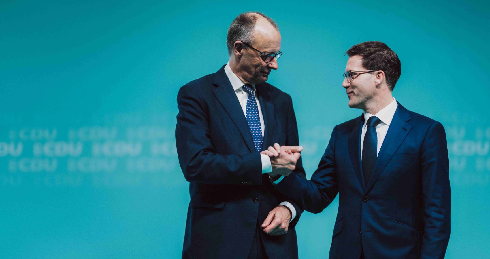 Bundeskanzler Friedrich Merz und Spitzenkandidat Manuel Hagel beim Wahlkampfabschluss in Ravensburg