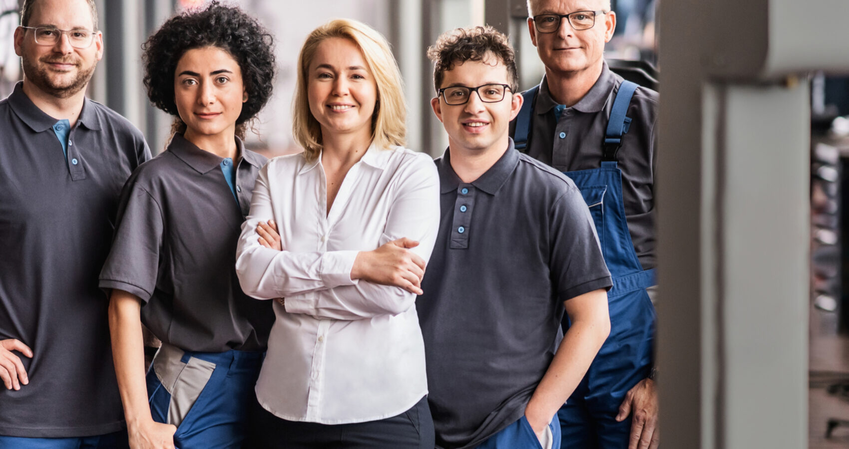 Arbeiterinnen und Arbeiter im Blaumann