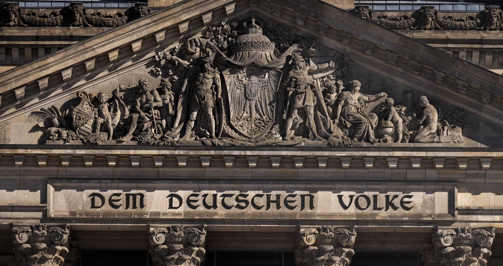 Foto des deutschen Reistaggebäudes mit der Frontaufschrift 