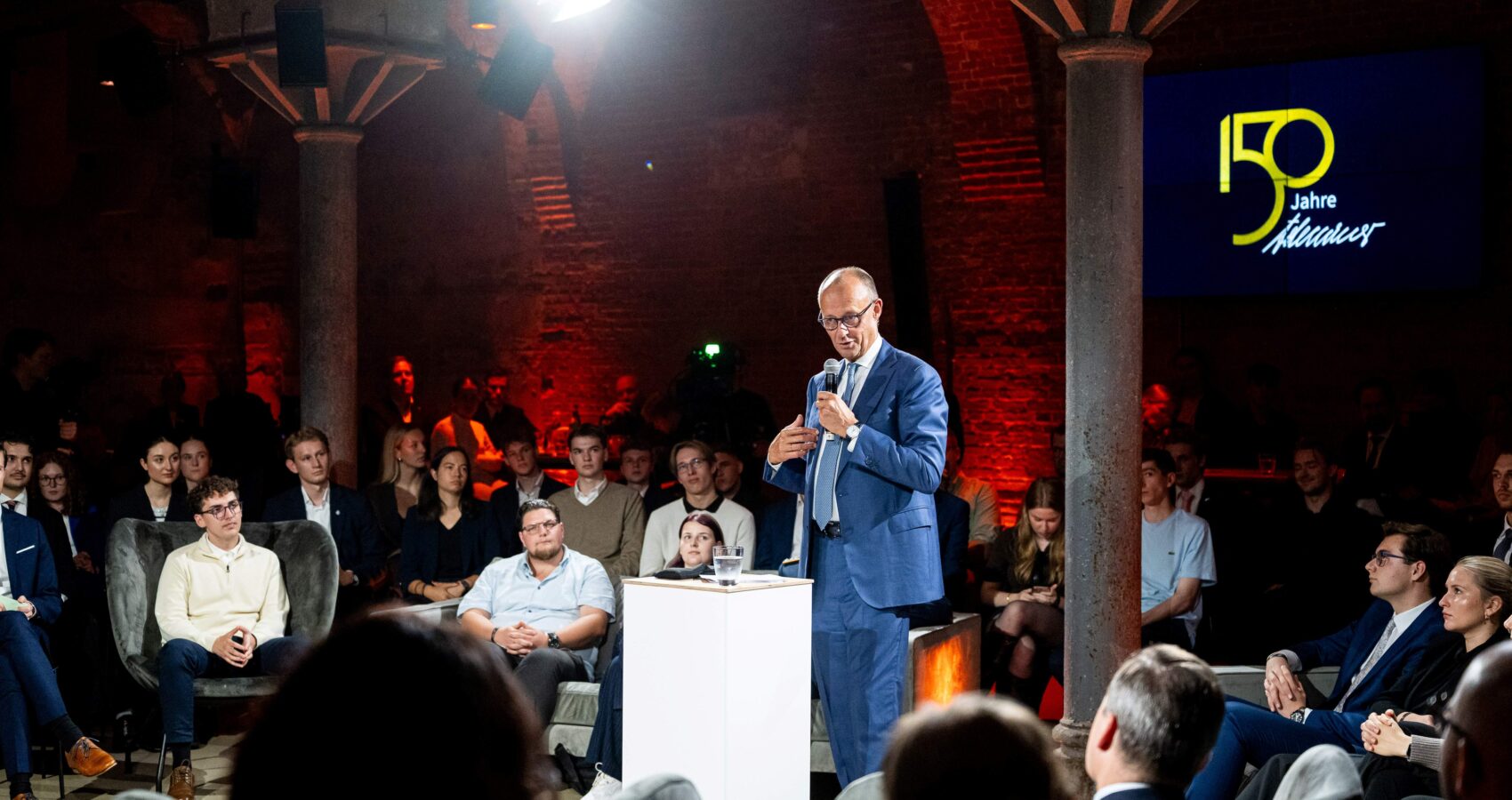 Bundeskanzler Friedrich Merz im Gespräch mit jungen Menschen bei der Konrad-Adenauer-Stiftung