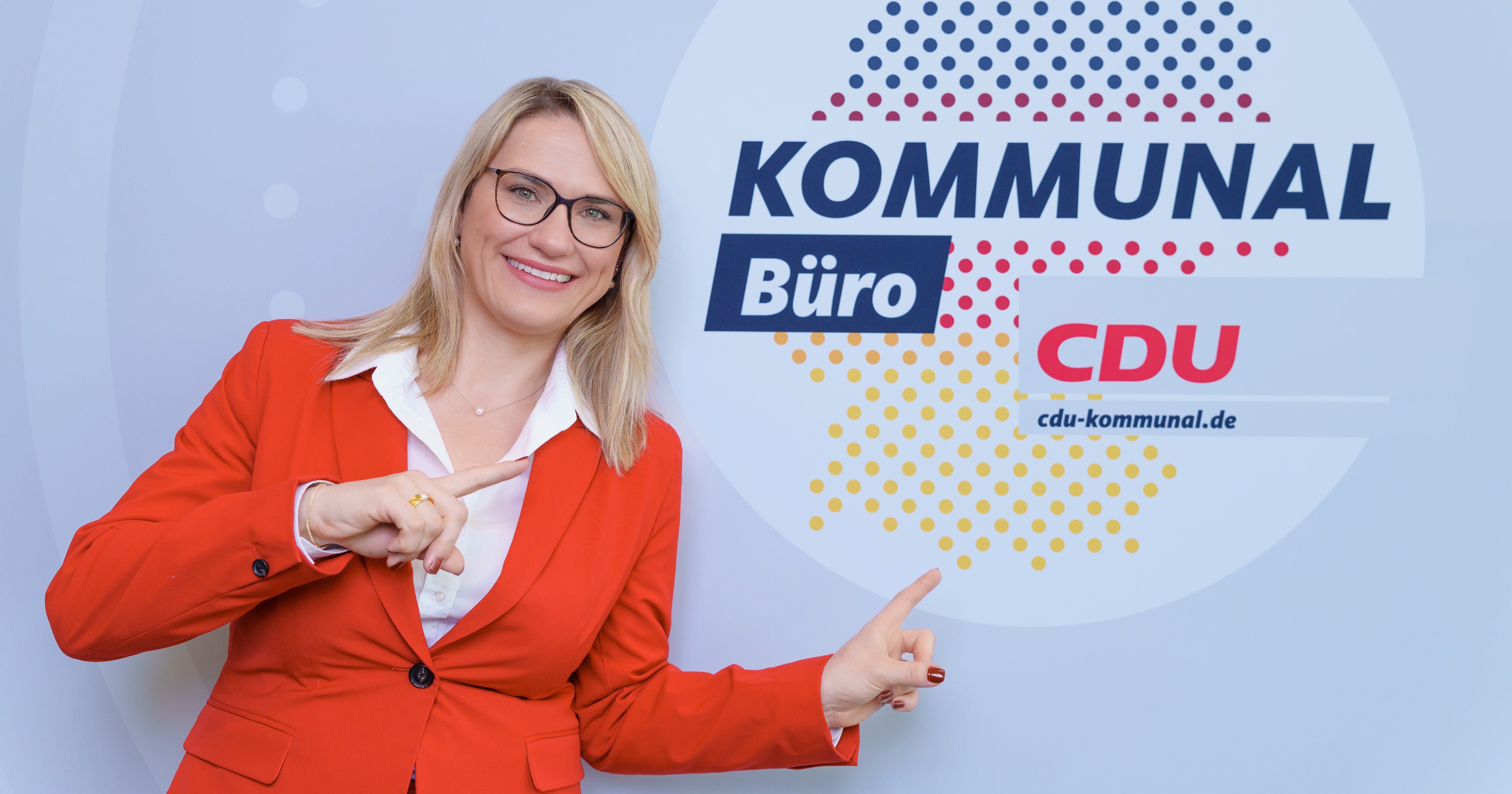 Christina Stumpp vor dem Logo des Kommunalbüros der CDU, Foto: CDU/ Steffen Böttcher