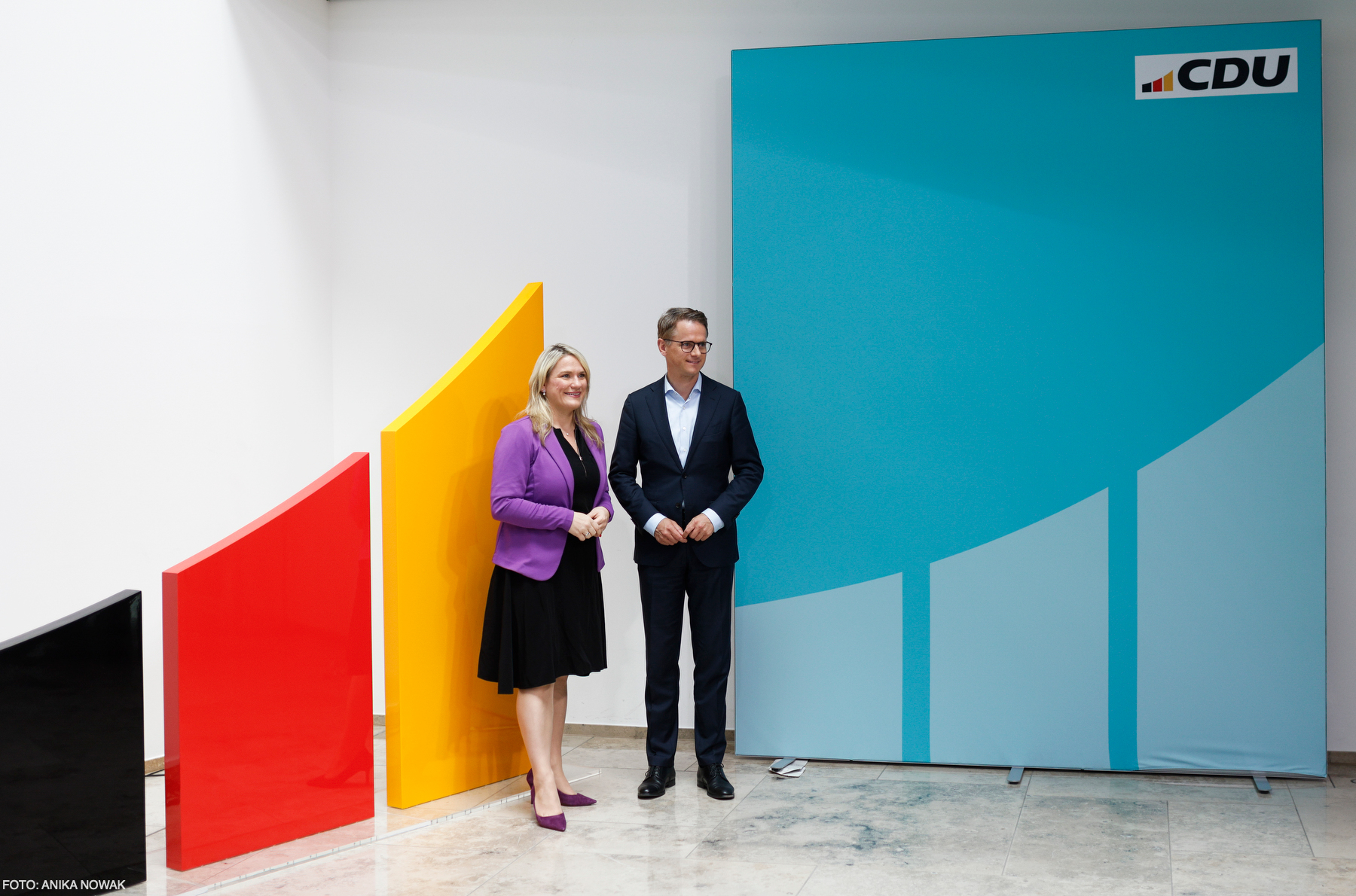 Die CDU-Generalsekretäre Christina Stumpp und Carsten Linnemann vor dem neuen CDU-Bogen. Er steht für Aufbruch, Erneuerung, Modernität. 